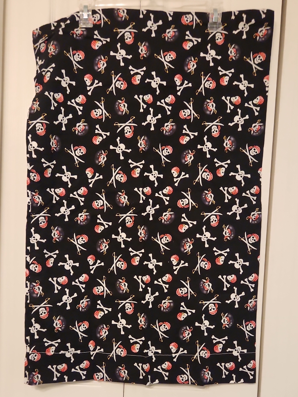 Set Of 2 Black Pirate Skull And Cross Bone Print Pillow Cases